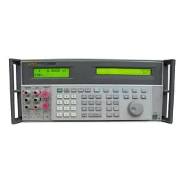 Fluke 5520A-600 Multifunktions-Kalibriergerät mit Oszilloskop